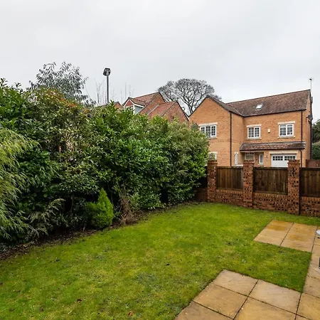 9 College Court Spacious, Modern 4-bed Townhouse In - Pass The Keys Holiday home *