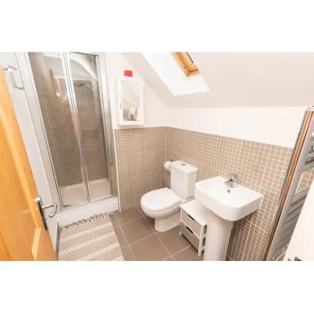 Holiday home 9 College Court Spacious, Modern 4-bed Townhouse In - Pass The Keys *