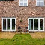 9 College Court Spacious, Modern 4-bed Townhouse In - Pass The Keys