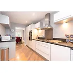 9 College Court Spacious, Modern 4-bed Townhouse In - Pass The Keys