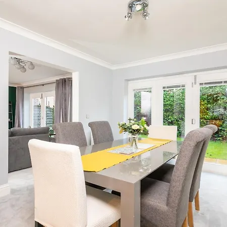 Semesterbostad 9 College Court Spacious, Modern 4-bed Townhouse In - Pass The Keys