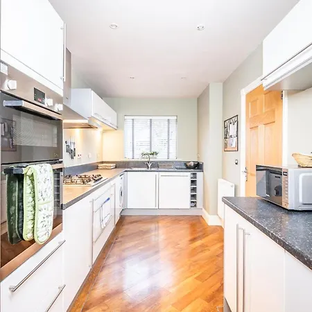 9 College Court Spacious, Modern 4-bed Townhouse In - Pass The Keys *