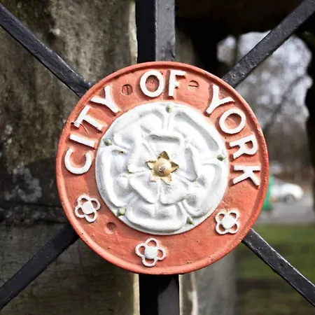 9 College Court Spacious, Modern 4-bed Townhouse In - Pass The Keys