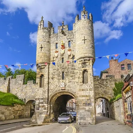 Ferienhaus 9 College Court Spacious, Modern 4-bed Townhouse In - Pass The Keys *