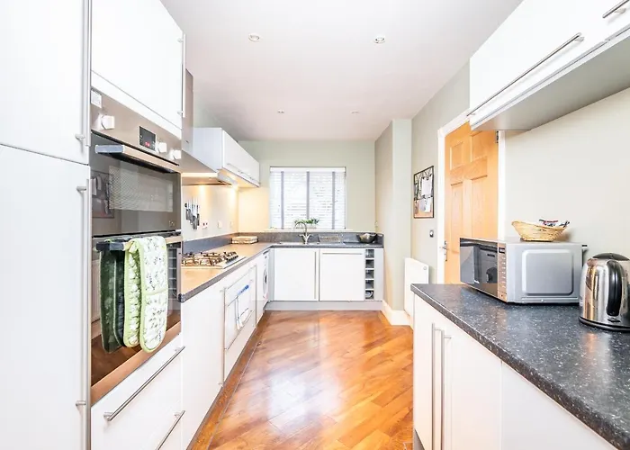 9 College Court Spacious, Modern 4-bed Townhouse In - Pass The Keys *