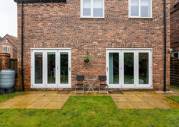 9 College Court Spacious, Modern 4-bed Townhouse In - Pass The Keys