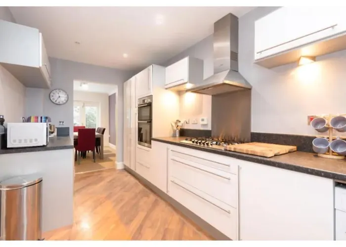 9 College Court Spacious, Modern 4-bed Townhouse In - Pass The Keys