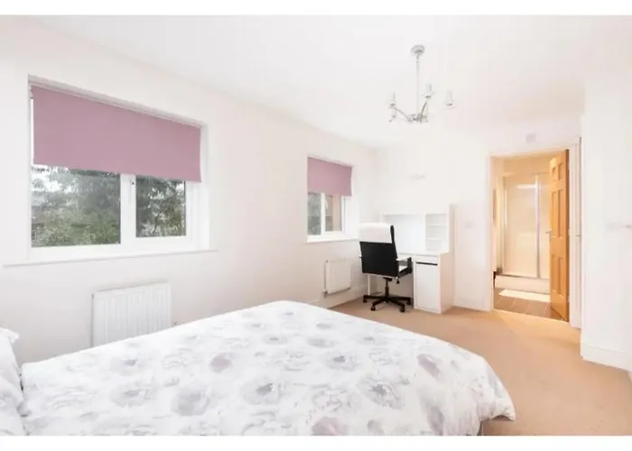 9 College Court Spacious, Modern 4-bed Townhouse In - Pass The Keys *