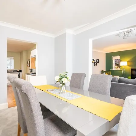 Holiday home 9 College Court Spacious, Modern 4-bed Townhouse In - Pass The Keys