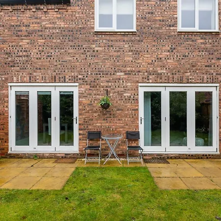 9 College Court Spacious, Modern 4-bed Townhouse In - Pass The Keys