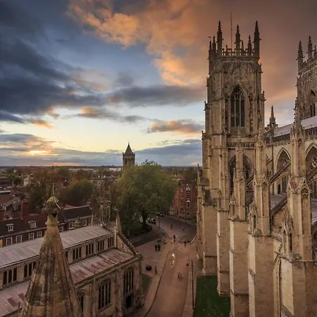 펜션 9 College Court Spacious, Modern 4-bed Townhouse In - Pass The Keys *