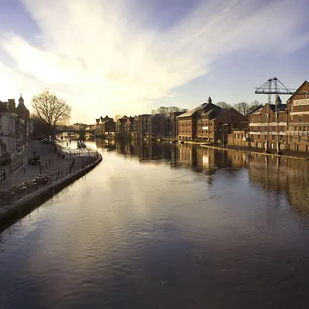 9 College Court Spacious, Modern 4-bed Townhouse In - Pass The Keys * York