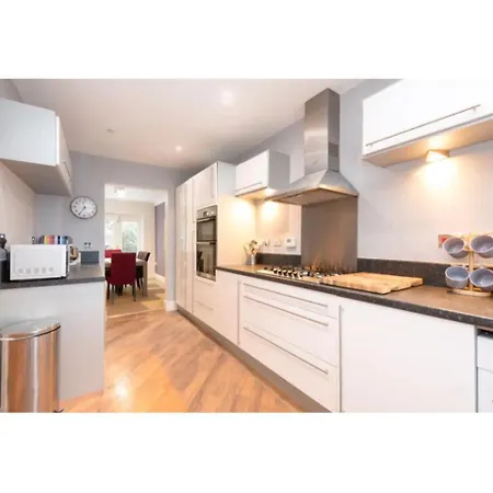 9 College Court Spacious, Modern 4-bed Townhouse In - Pass The Keys