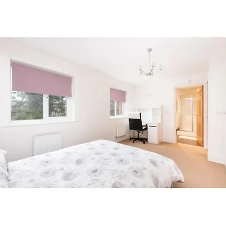 9 College Court Spacious, Modern 4-bed Townhouse In - Pass The Keys *